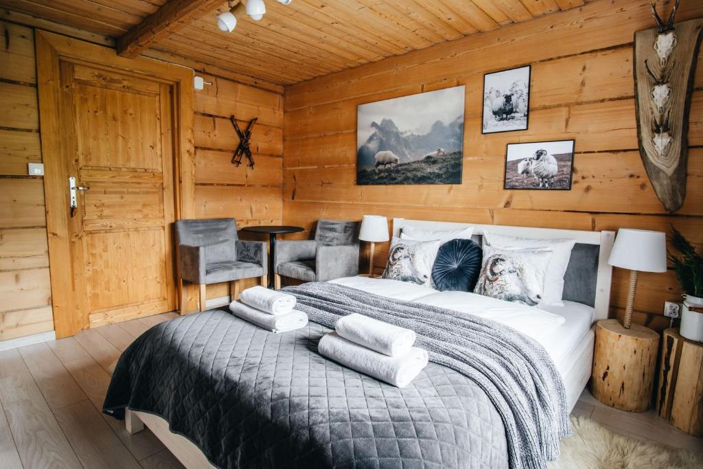 sypialnia z łóżkiem w drewnianym domku w obiekcie Sichlańskie Spanie w Murzasichlu