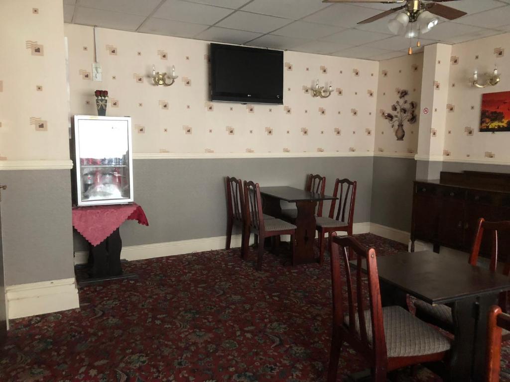 TV a/nebo společenská místnost v ubytování Melrose Hotel