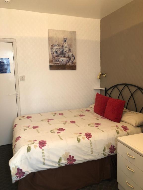 Postel nebo postele na pokoji v ubytování Melrose Hotel