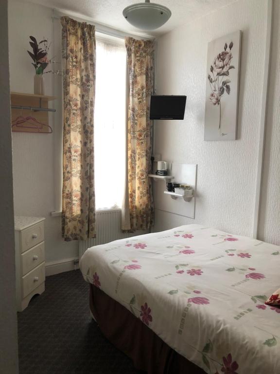 Postel nebo postele na pokoji v ubytování Melrose Hotel
