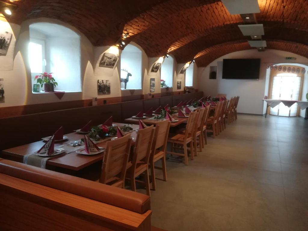 a long dining room with long tables and chairs at Hansmayrgut in Waizenkirchen