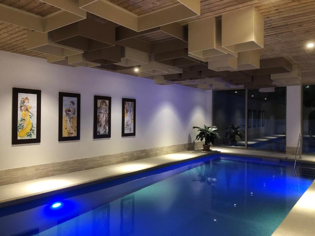 Bazén v ubytování Hotel Tiffany nebo v jeho okolí
