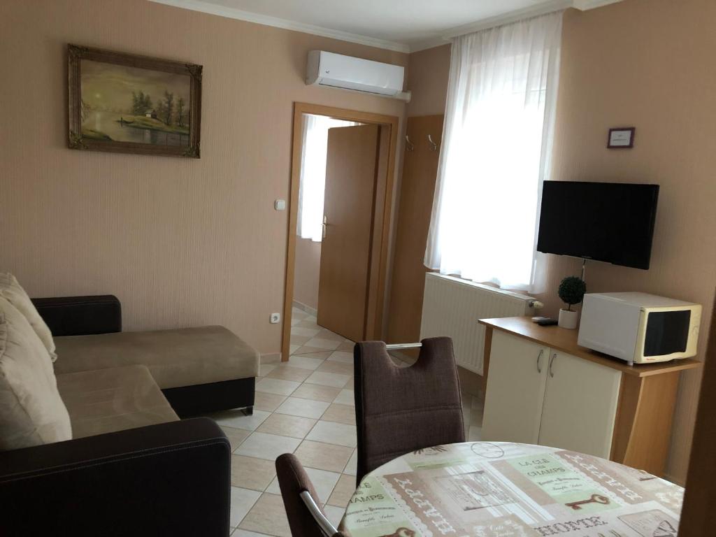 Telewizja i/lub zestaw kina domowego w obiekcie József Apartments House