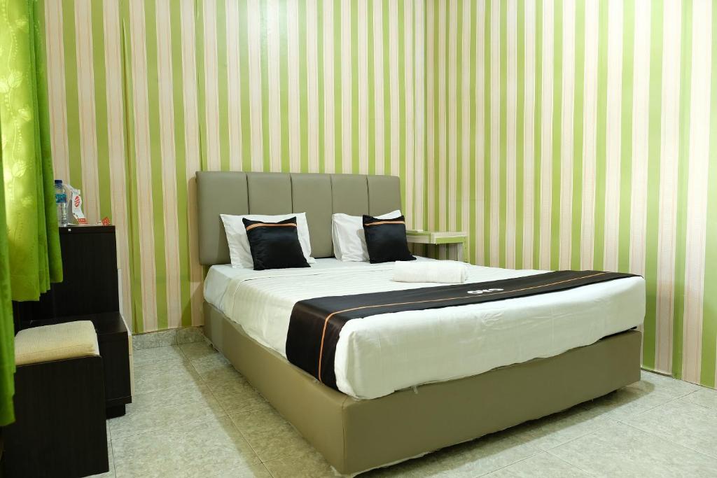 Posteľ alebo postele v izbe v ubytovaní OYO 2186 Esbe Hotel Syariah