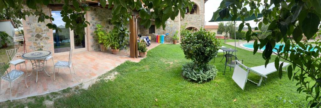 A garden outside Fattoria dei Cavalieri