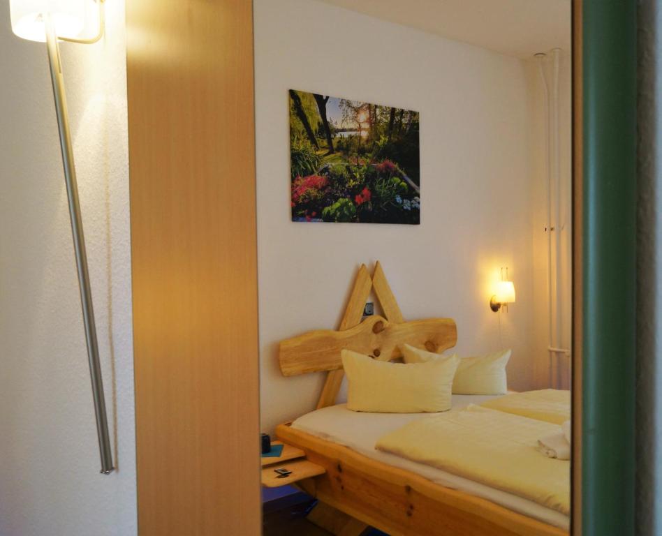 Postel nebo postele na pokoji v ubytování Waldhotel am See Berlin-Schmöckwitz