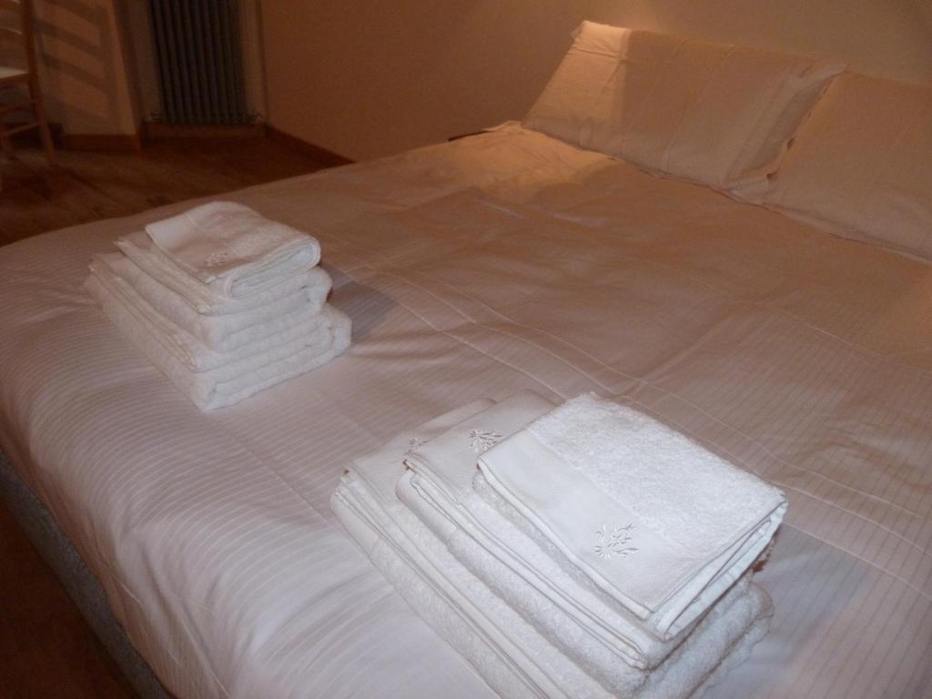 a pile of towels sitting on top of a bed at L'Auberge de l'éclipse in Brussels