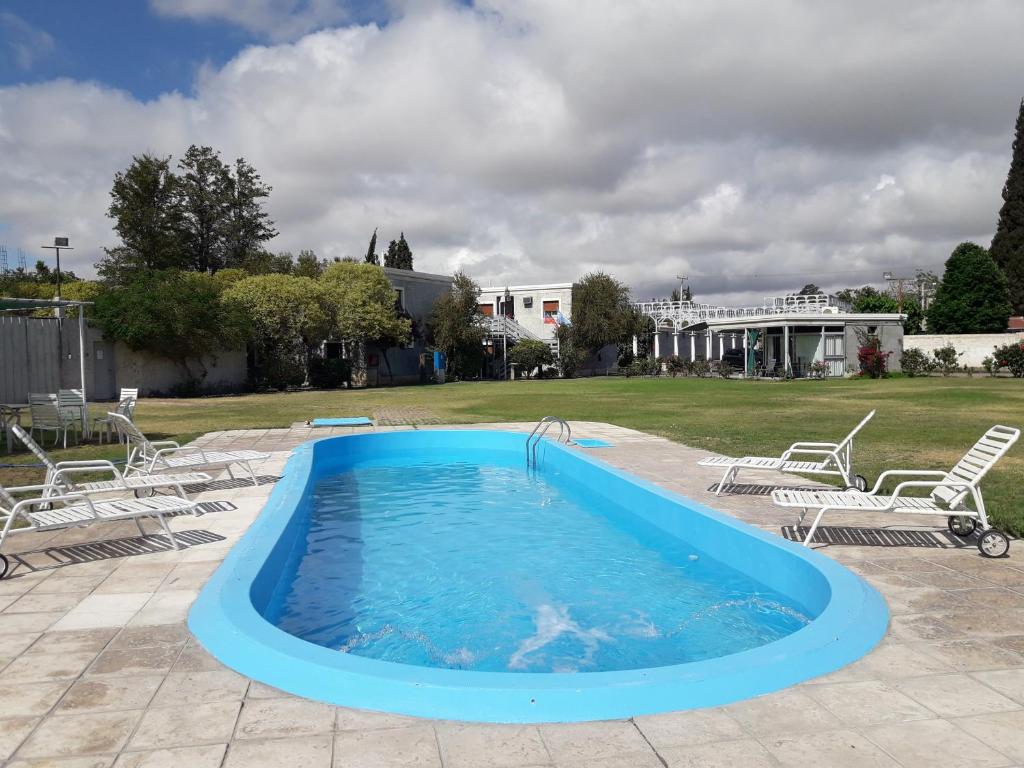 聖胡安的住宿－PARQUE APART HOTEL，一个带椅子的大型游泳池