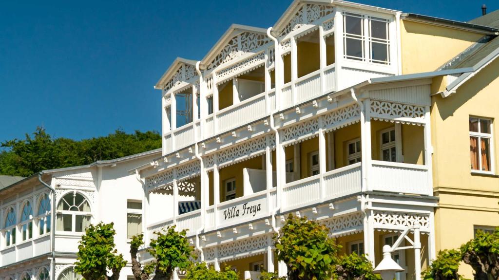 a large white building with white trim at Ferienwohnung mit Balkon in Baeder in Ostseebad Sellin