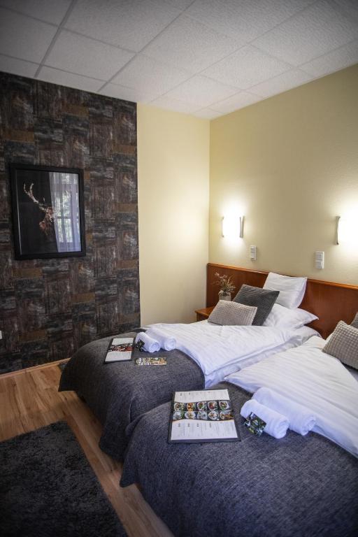 Postel nebo postele na pokoji v ubytování 4 Évszak Hegyihotel
