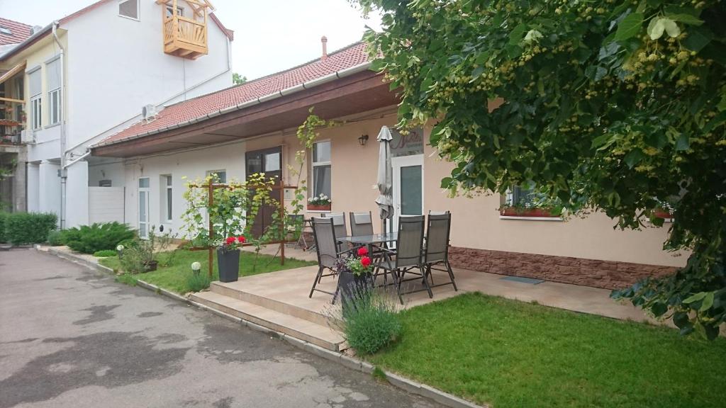 Vonkajšia záhrada v ubytovaní Nobilis Apartman Eger