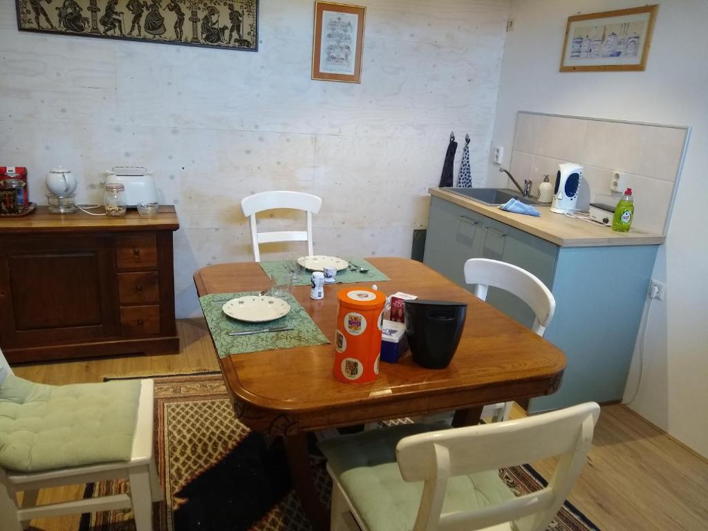 a small kitchen with a wooden table and chairs at Folmerhuis in Oostkapelle