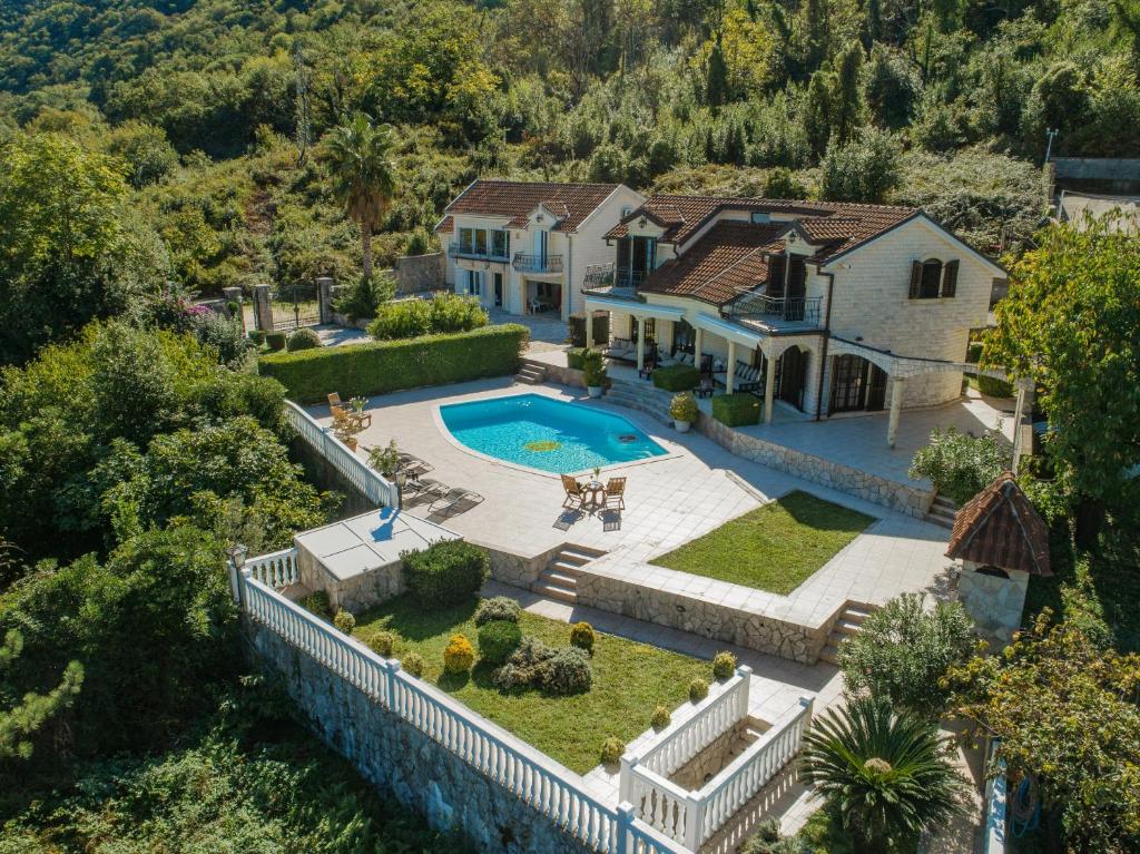 z góry widok na dom z basenem w obiekcie Villa Me Gusto with Sea View pool and jacuzzi w Kotorze