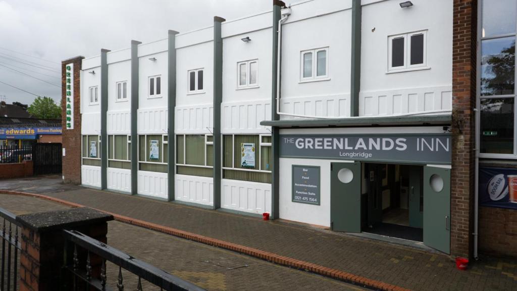 um edifício com uma placa que lê greenlands inn em Greenland's Inn em Longbridge