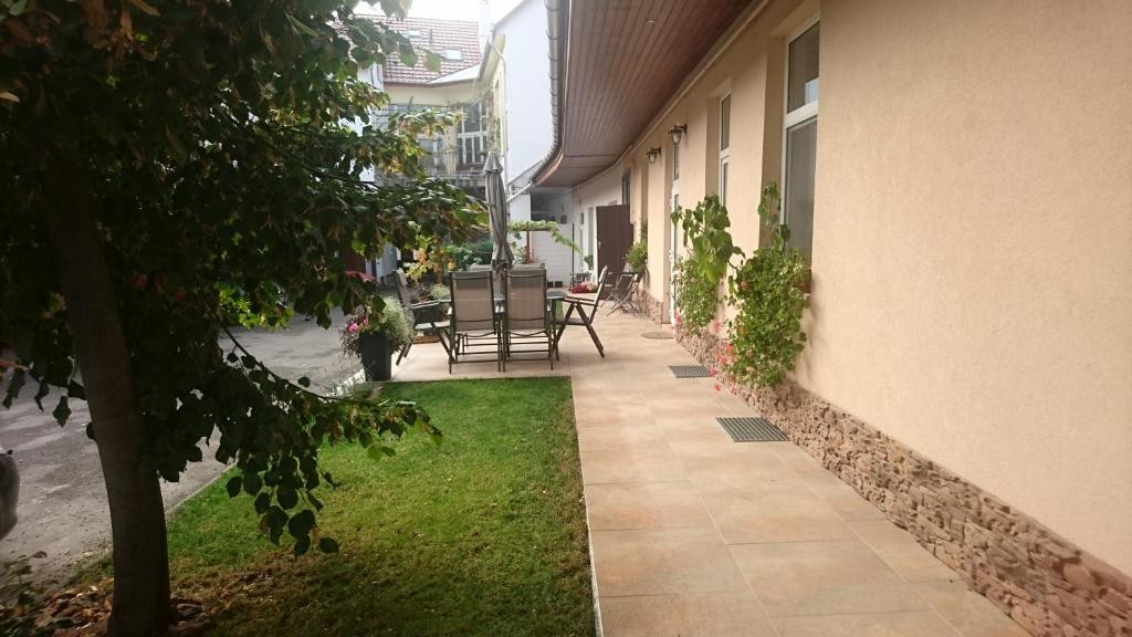 Vonkajšia záhrada v ubytovaní Nobilis Apartman Eger