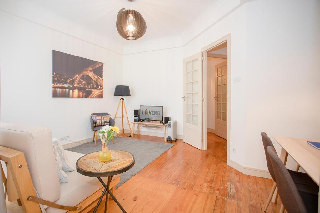 uma sala de estar com uma mesa e uma sala de jantar em Liiiving in Porto | Light Spacious Apartment no Porto