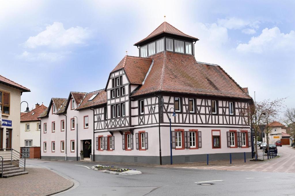 un edificio con una torre de reloj encima en Garni-Hotel Goldenes Lamm, en Speyer