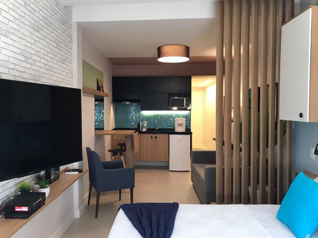 Habitación con cocina y sala de estar con cama. en Studio Praia Copacabana Beach en Río de Janeiro