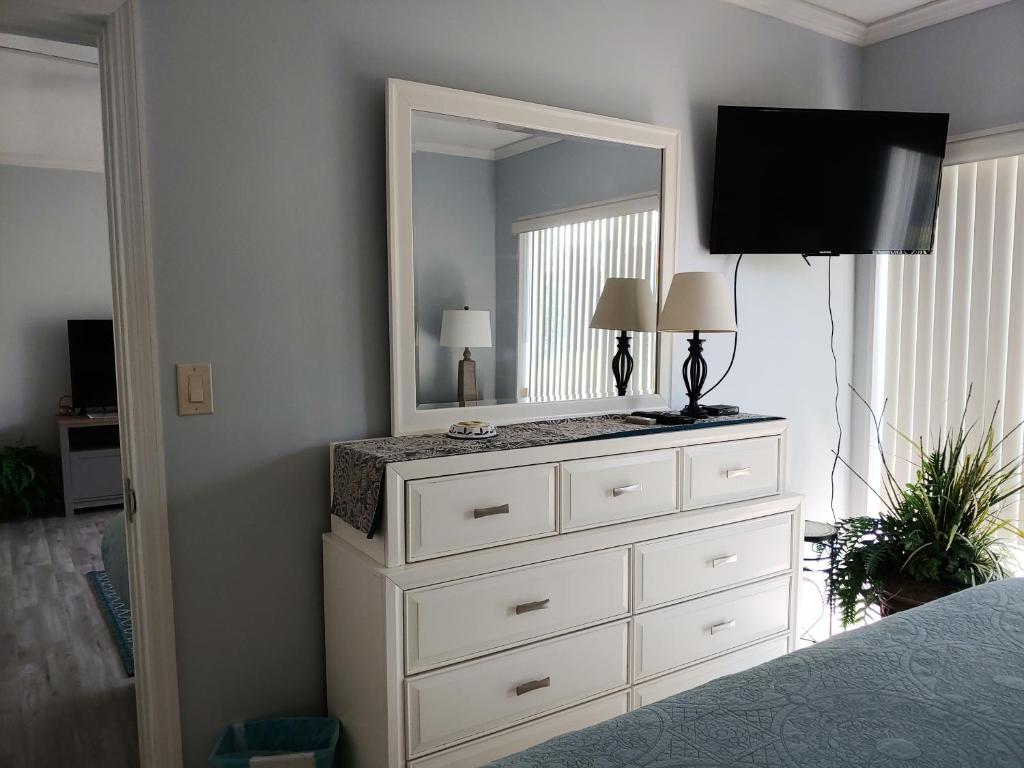 TV a/nebo společenská místnost v ubytování Sunrise Ocean Suites