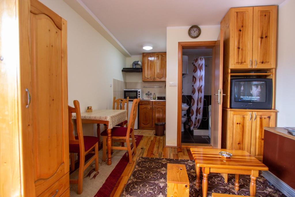 Kuchyň nebo kuchyňský kout v ubytování Adamov Konak Apartmani