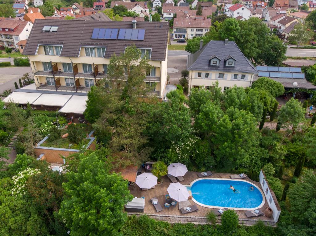 einen Luftblick auf ein Resort mit einem Pool in der Unterkunft Hotel-Restaurant Haus Nicklass in Ingelfingen