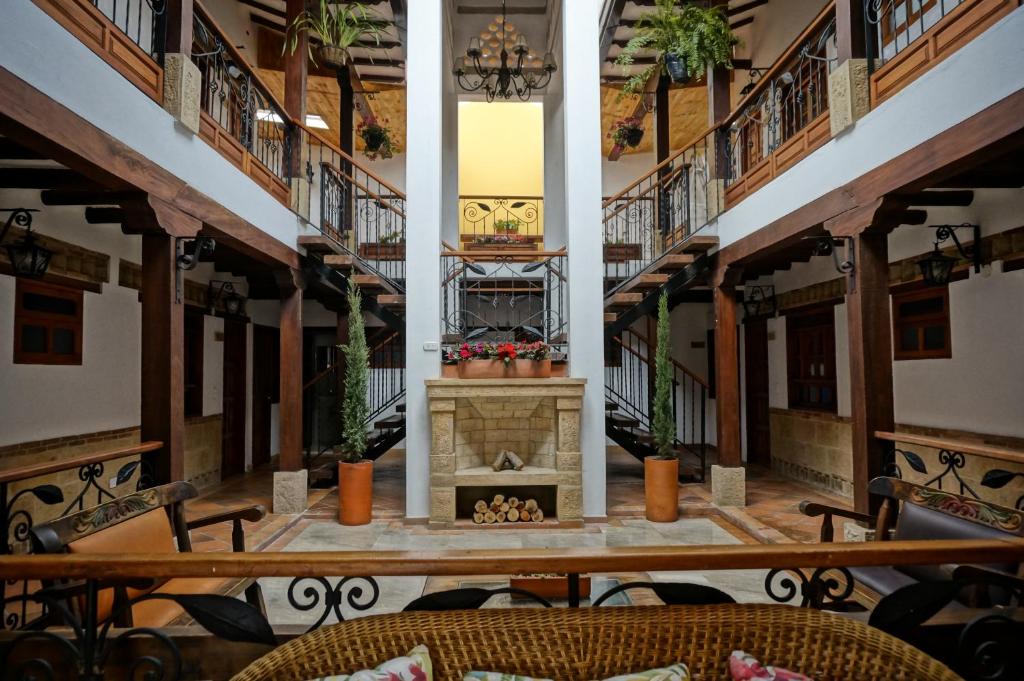 vistas a un vestíbulo con chimenea en Hotel Jardines De La Villa, en Villa de Leyva