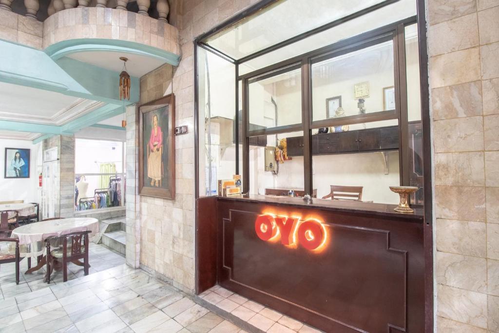 a restaurant with an exit sign in a room at OYO 2580 Hotel Puri Royan in Denpasar