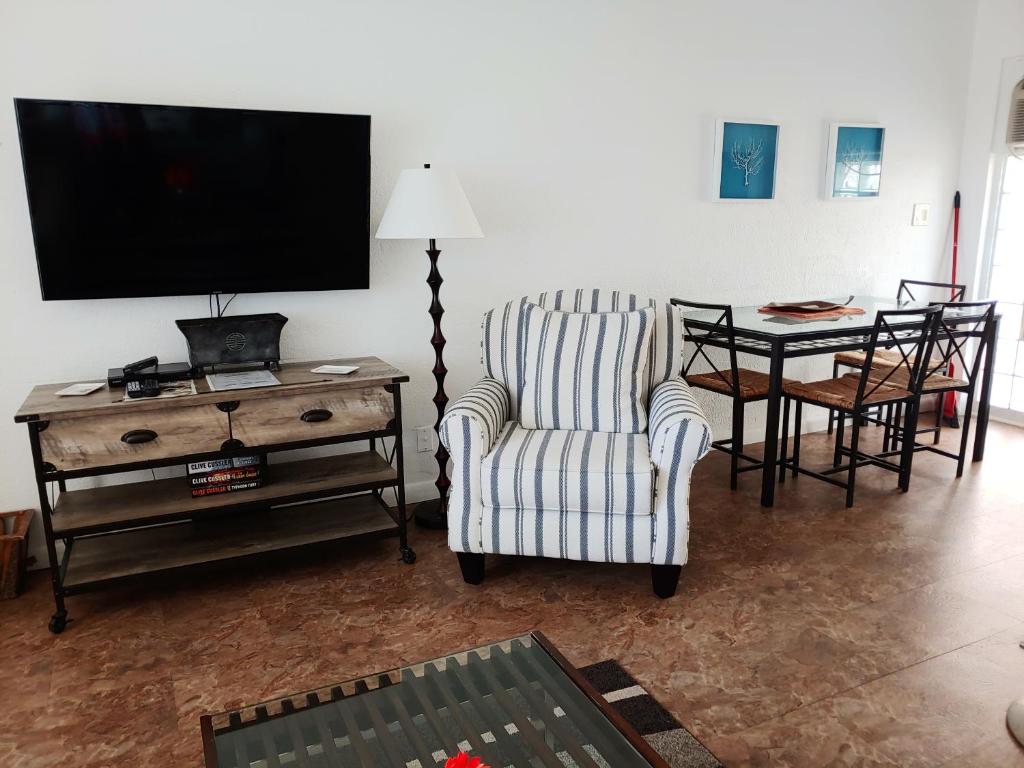 TV a/nebo společenská místnost v ubytování Sunrise Ocean Suites