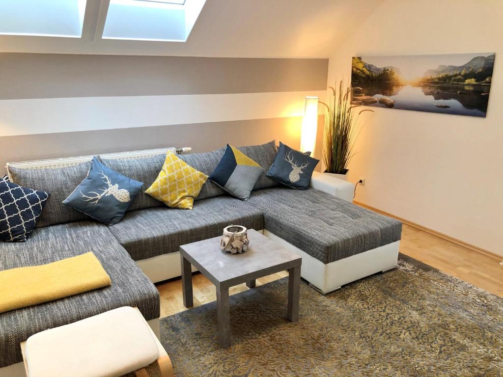 Posezení v ubytování FeWo Atterseeperle - 80m2 mit See- und Gebirgsblick