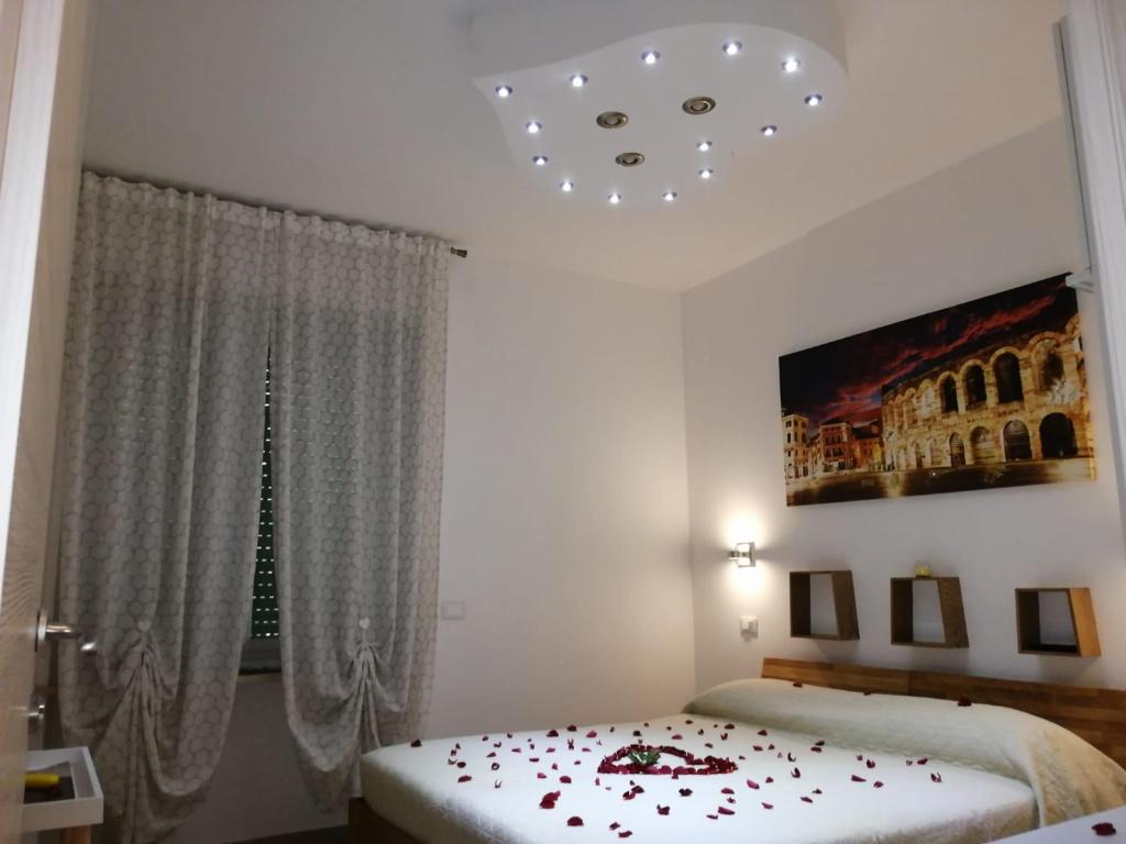 1 Schlafzimmer mit 2 Betten und einem Fenster in der Unterkunft Vapama Rooms in Verona