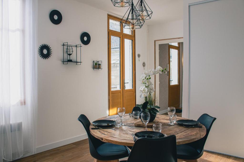 - une salle à manger avec une table et des chaises en bois dans l'établissement T2 BedinSaumur LOIRE CHATEAU tout CONFORT, à Saumur