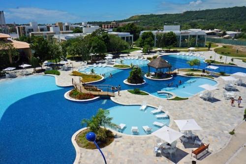 uma vista aérea de um parque aquático com várias piscinas em ILOA Residence Apt Completo na Barra de São Miguel