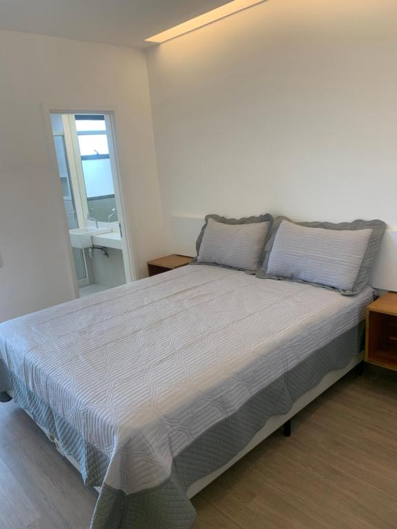  Flat com 65 metros; sala; duas suítes; cozinha Recém-reformado
