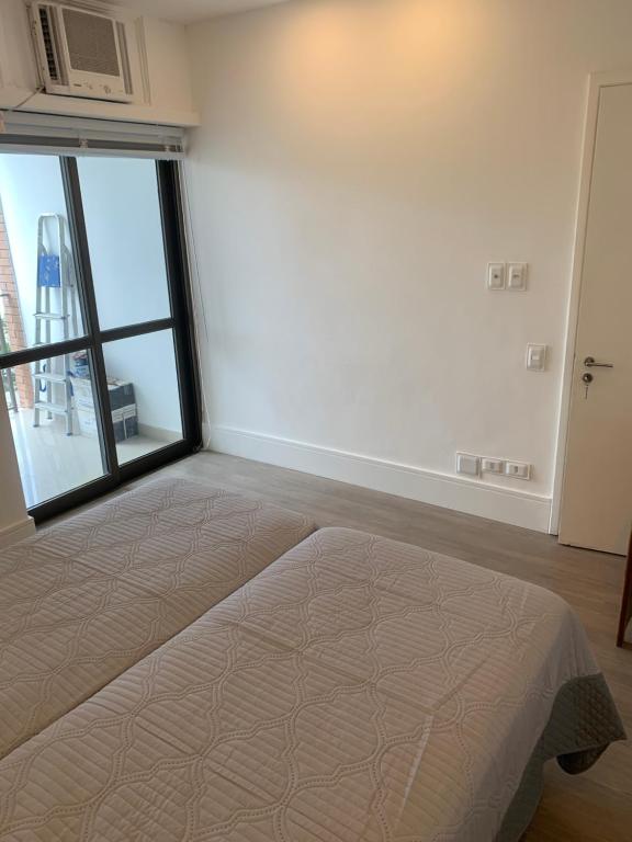  Flat com 65 metros; sala; duas suítes; cozinha Recém-reformado
