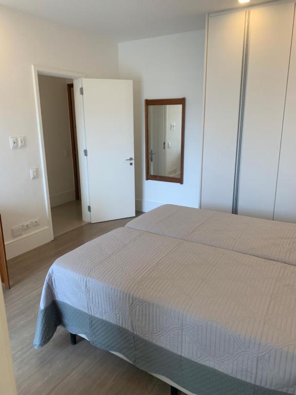  Flat com 65 metros; sala; duas suítes; cozinha Recém-reformado
