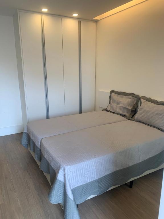  Flat com 65 metros; sala; duas suítes; cozinha Recém-reformado