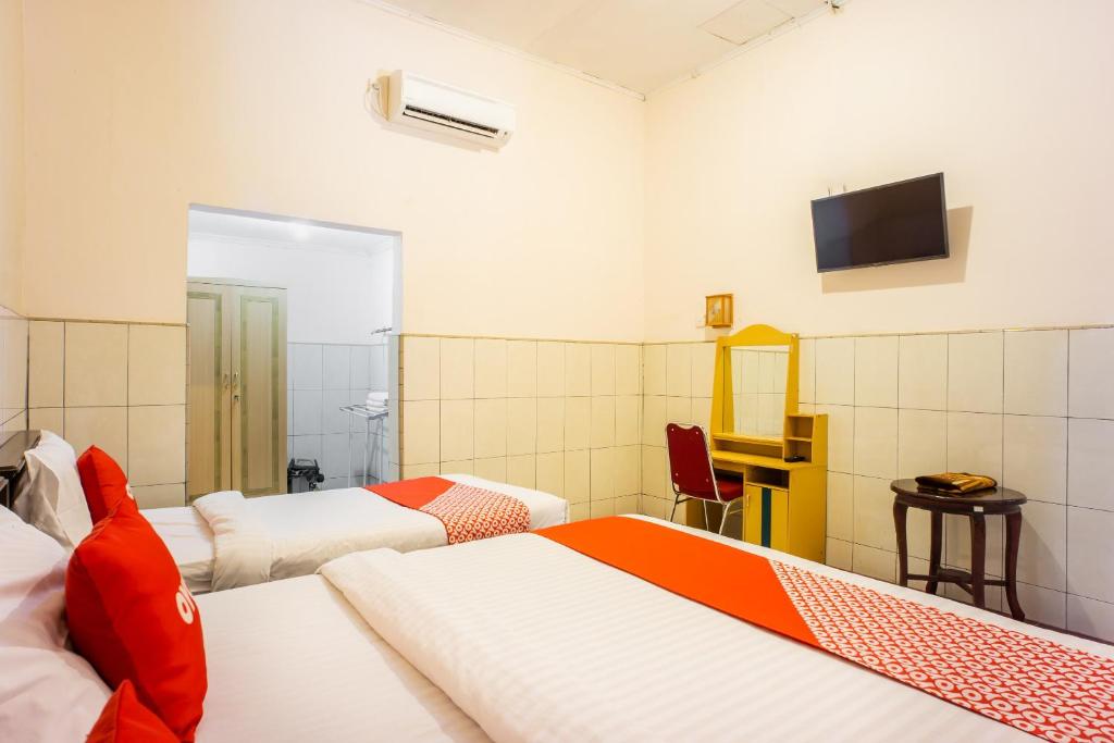 Postel nebo postele na pokoji v ubytování OYO 2180 Vina Vira Hotel