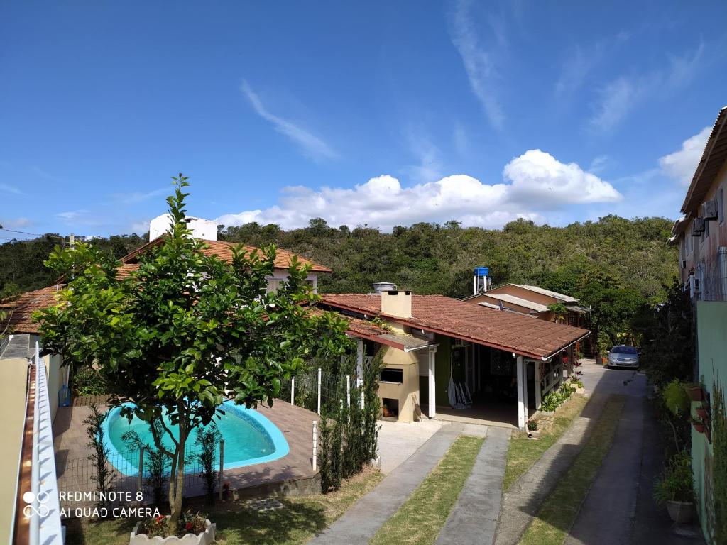Villa con piscina y casa en RECANTO RAVI, en Florianópolis
