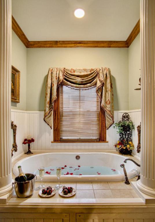 McMillan Inn - Carriage Maison Queen Salle 6
