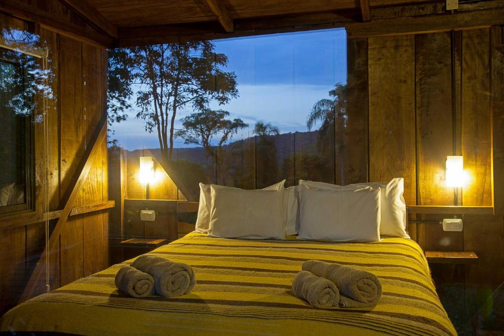 a bedroom with a bed with towels on it at Chacra del Agua Reserva Privada in Saltos del Moconá