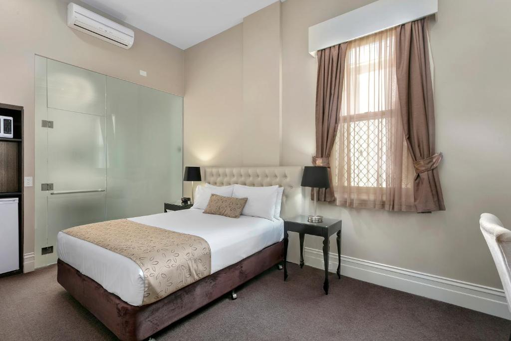 Postel nebo postele na pokoji v ubytování Quality Inn The George Hotel Ballarat