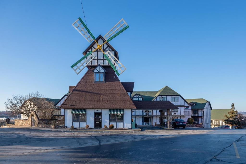 einer Windmühle an der Seite eines Gebäudes in der Unterkunft OYO Hotel Windmill Branson in Branson