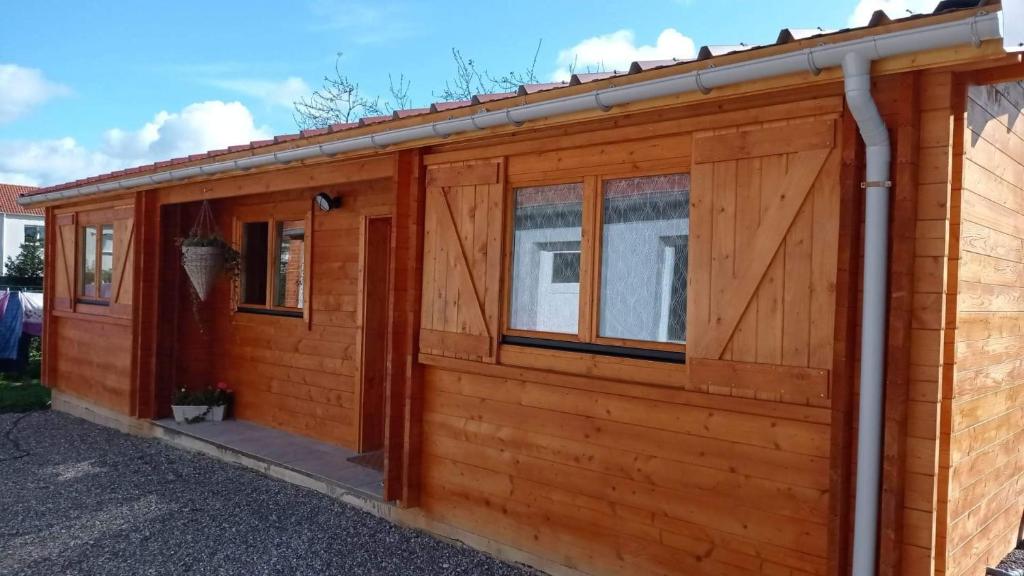 een houten hut met ramen aan de zijkant bij chalet audruicquois in Audruicq