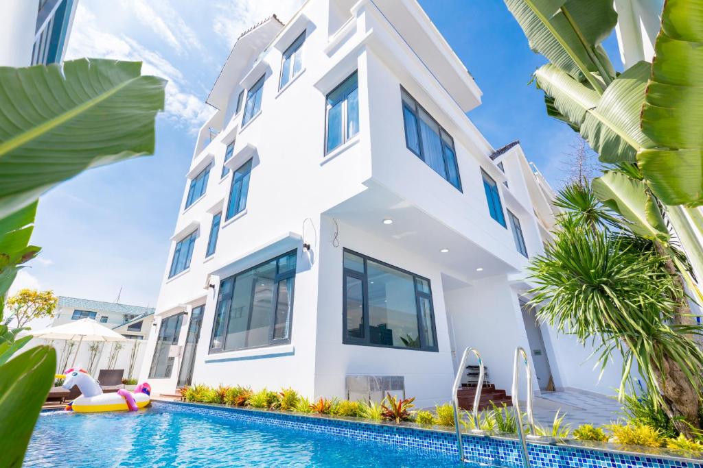 Villa con piscina en un complejo en Palm Villa 11 - Luxury Pool Villa 8Rooms , Bida, Hồ Bơi, Gần Biển en Xã Thang Tam