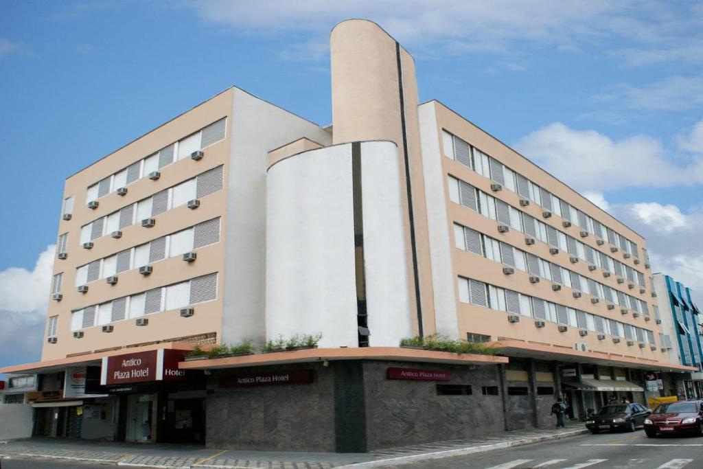 a large building on a city street with a street at Antico Plaza Hotel in Taubaté