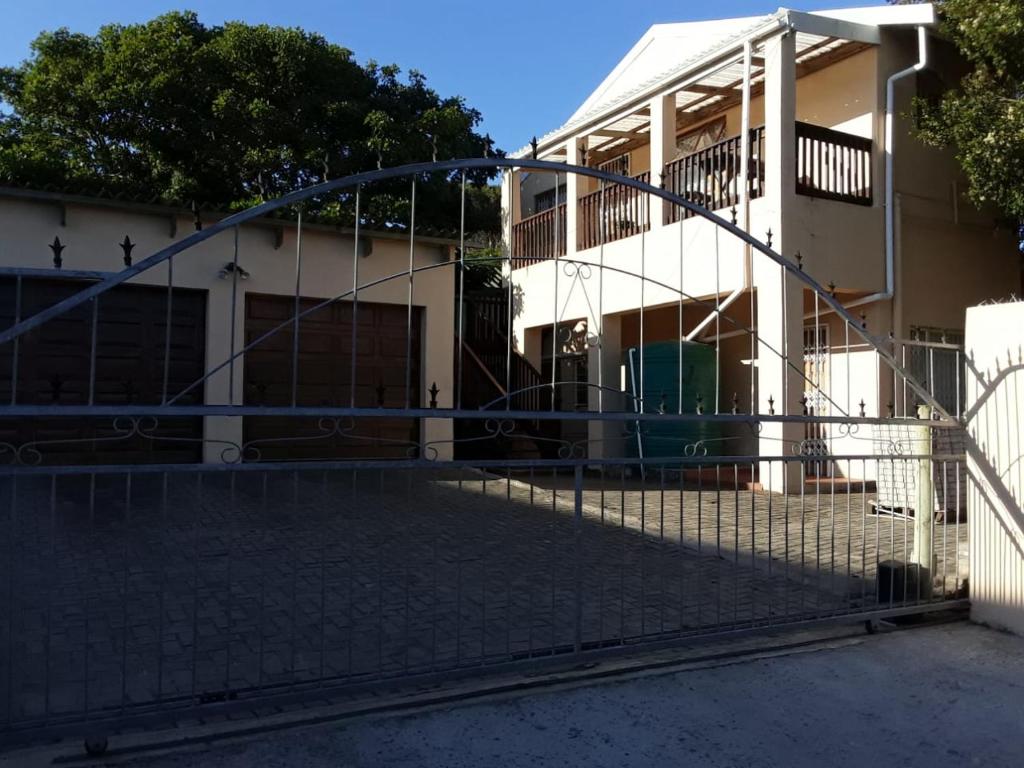 ein Haus mit einem Tor davor in der Unterkunft Yonz Self Catering Units in Port Alfred