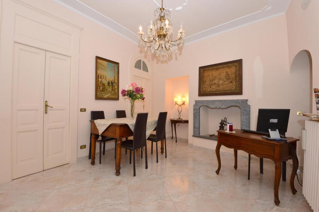 TV a/nebo společenská místnost v ubytování Borgo Antico Santa Lucia