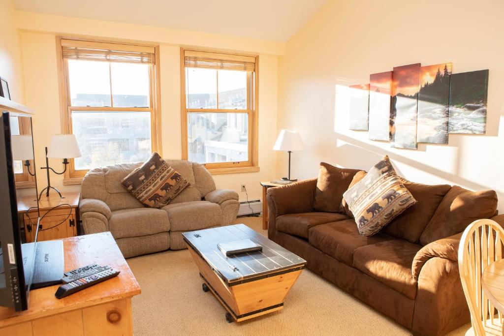 uma sala de estar com dois sofás e uma mesa em 8309 Silver Mill condo em Keystone