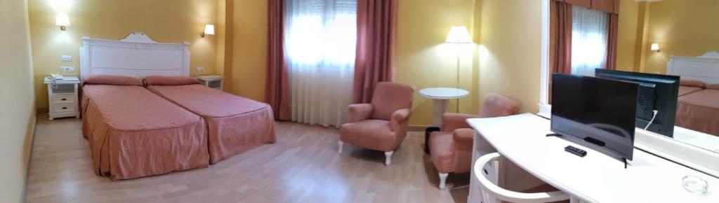 Televízia a/alebo spoločenská miestnosť v ubytovaní Hotel Acosta Vetonia
