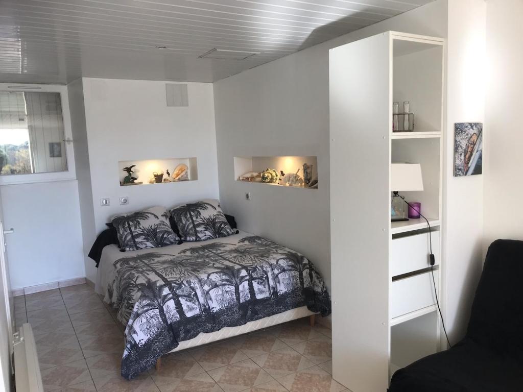 - une chambre avec un lit et un mur éclairé dans l'établissement Charmant Studio meublé, à Montignac-Charente